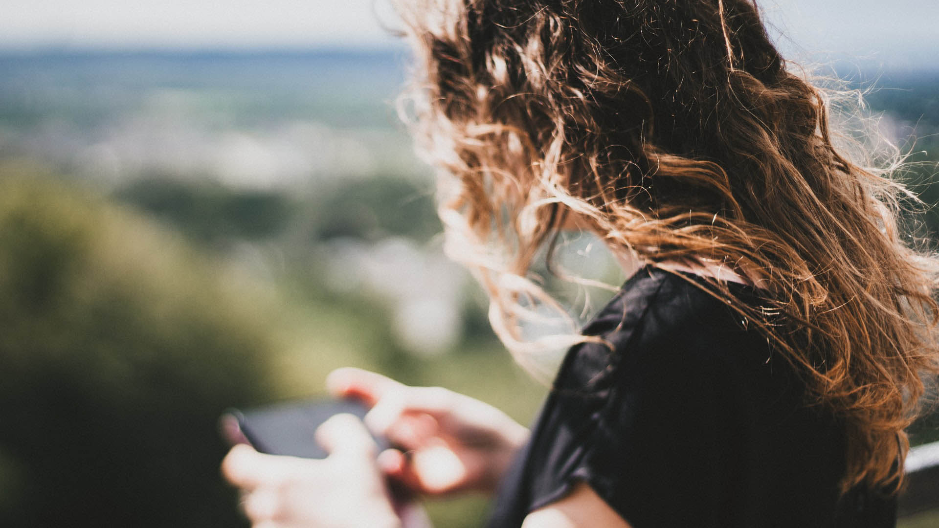 Frau liest auf ihrem Smartphone