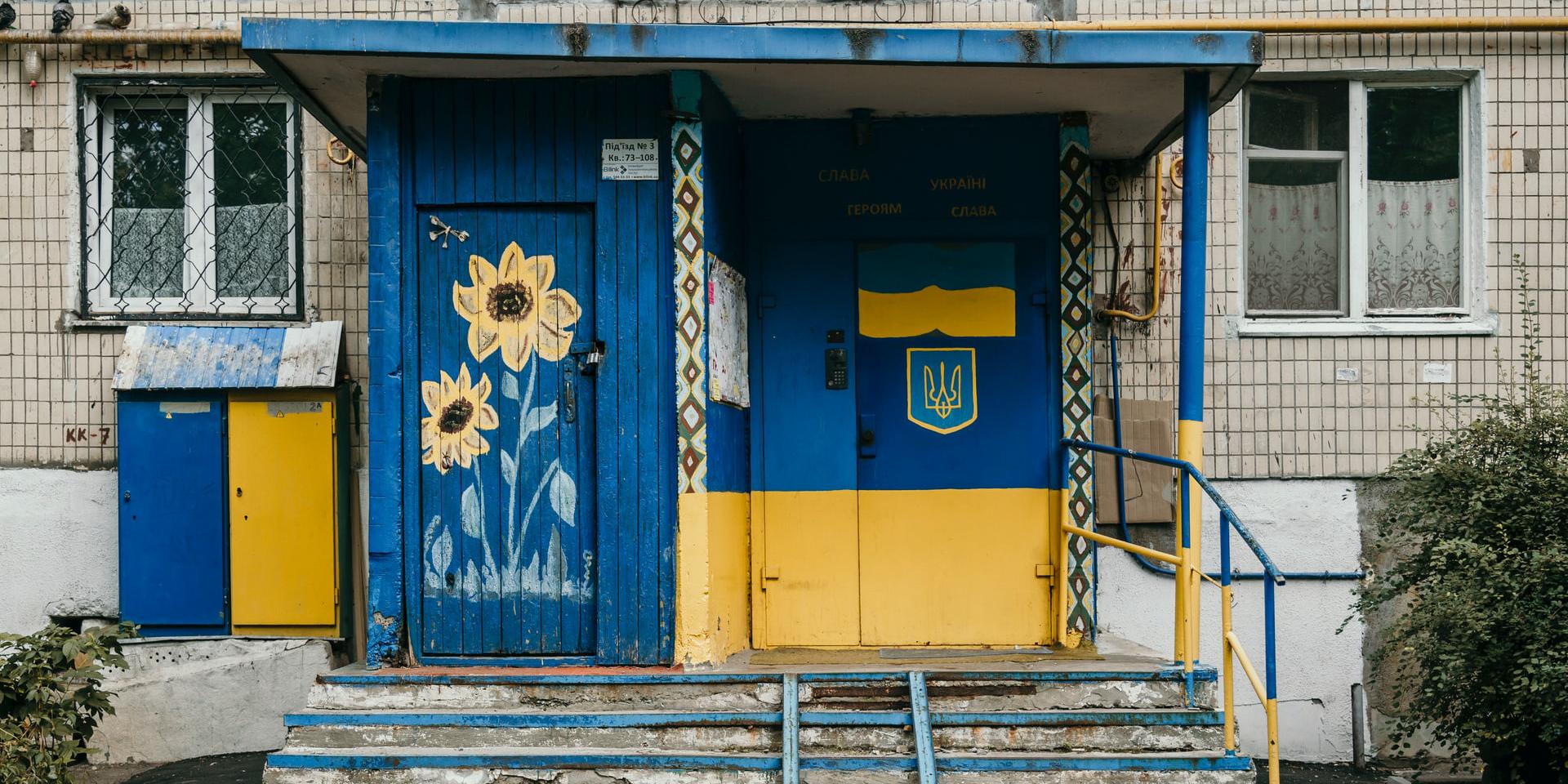 Eine Hauseingang in Kiev, gestrichen in den Ukrainischen Nationalfarben.