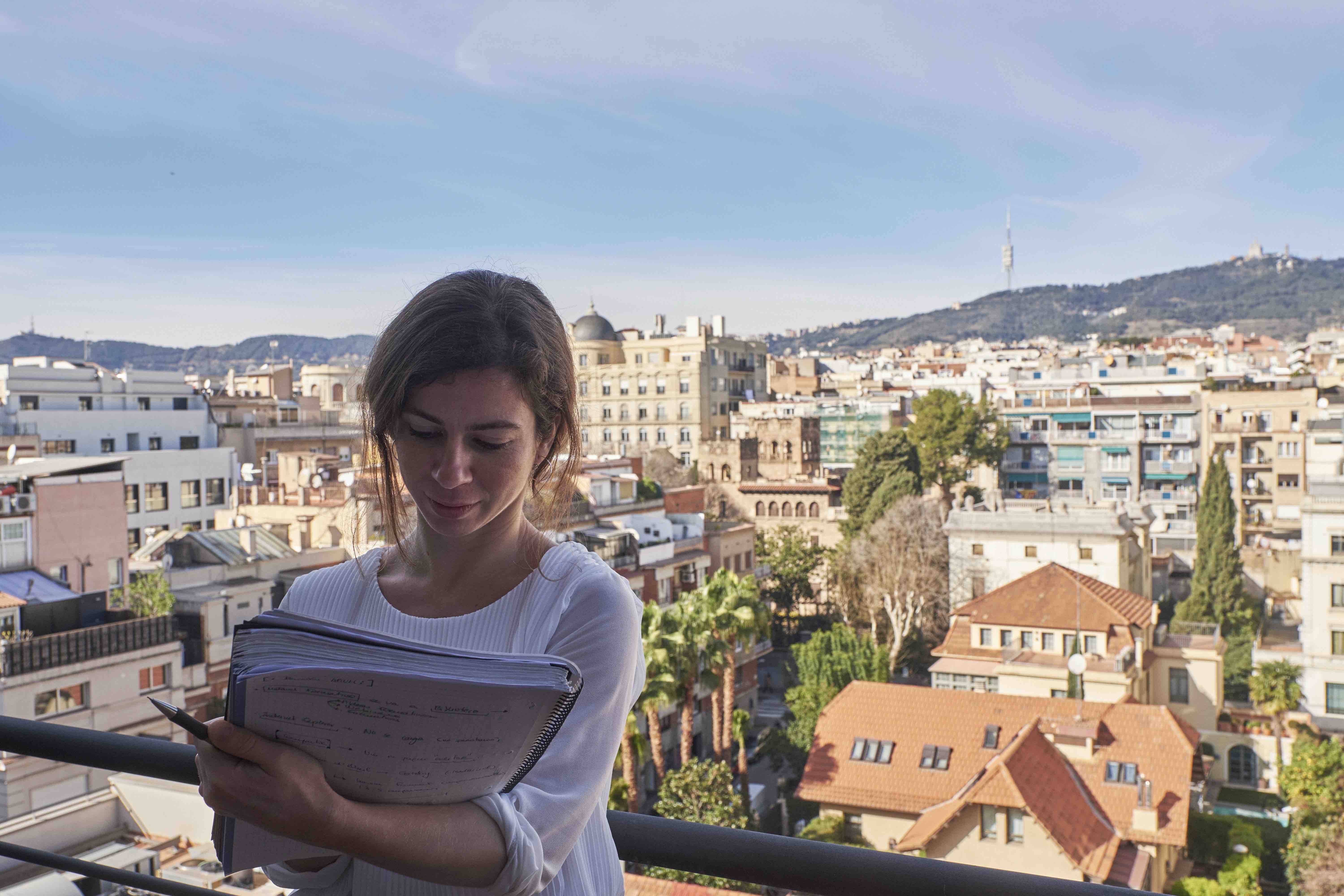 Eine Frau mit Schreibarbeiten auf einer Dachterasse in Barcelona