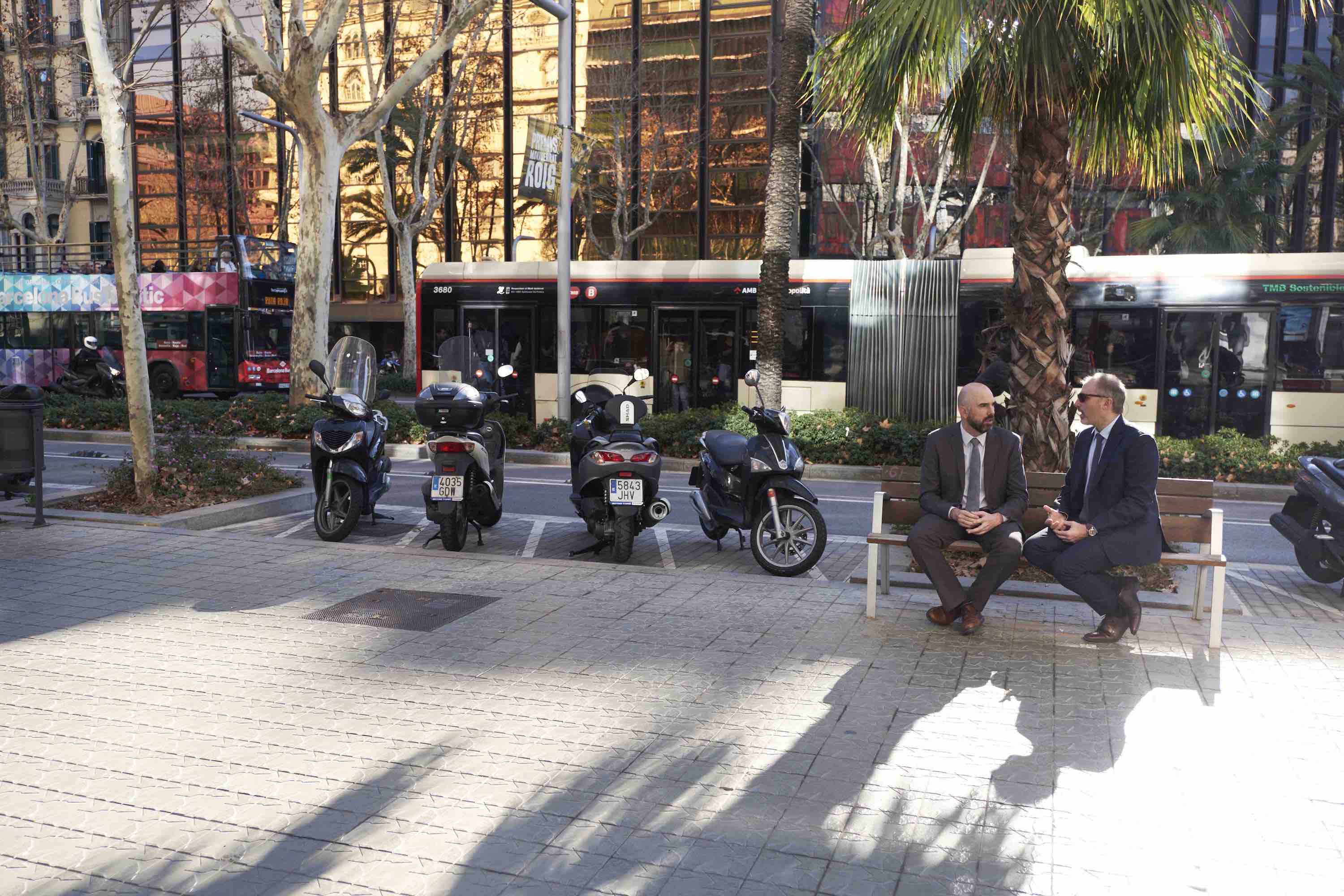 Scooter parken vor einem Bürogebäude in Barcelona