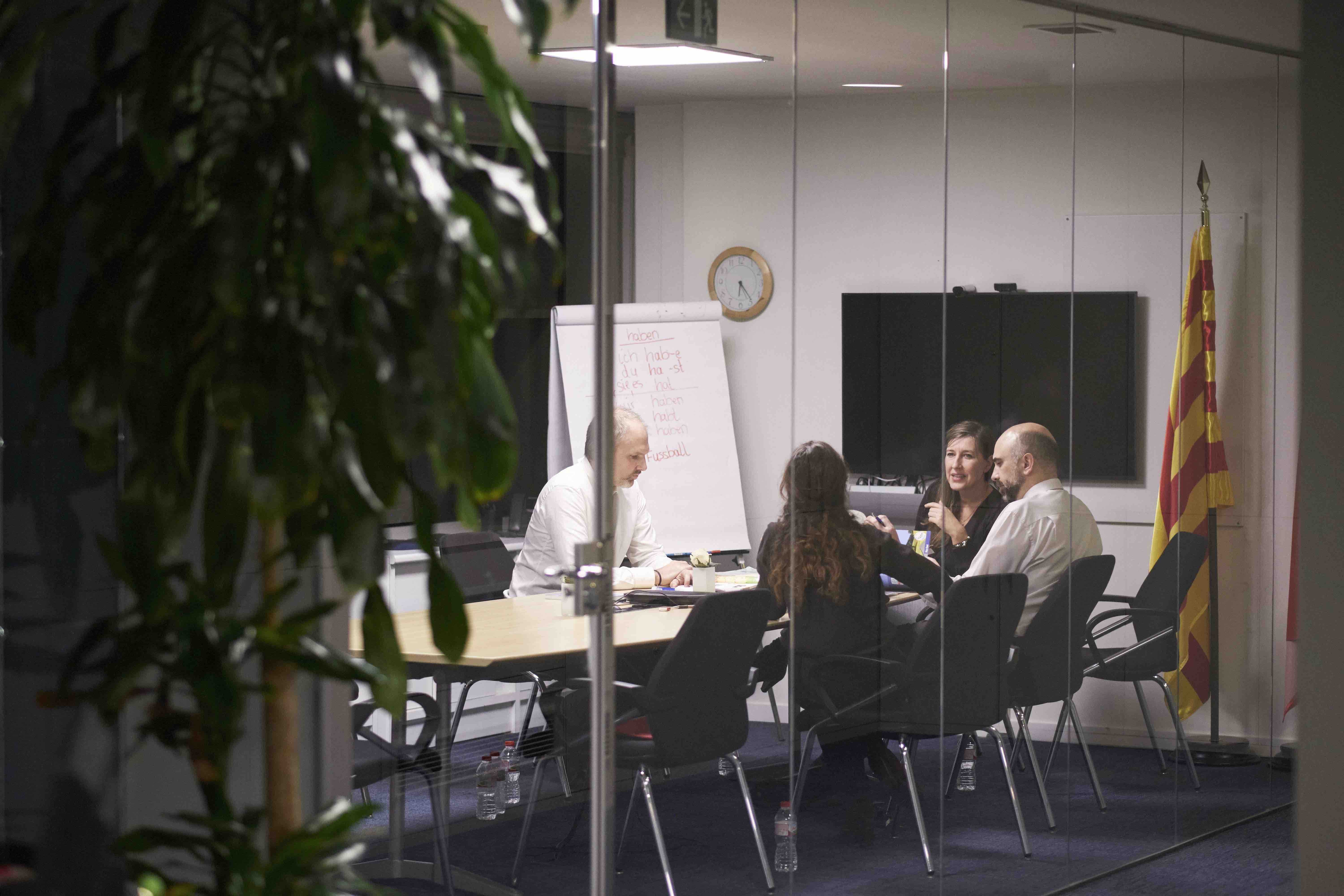 Menschen diskutieren in einem Besprechungsraum in einem Bürogebäude