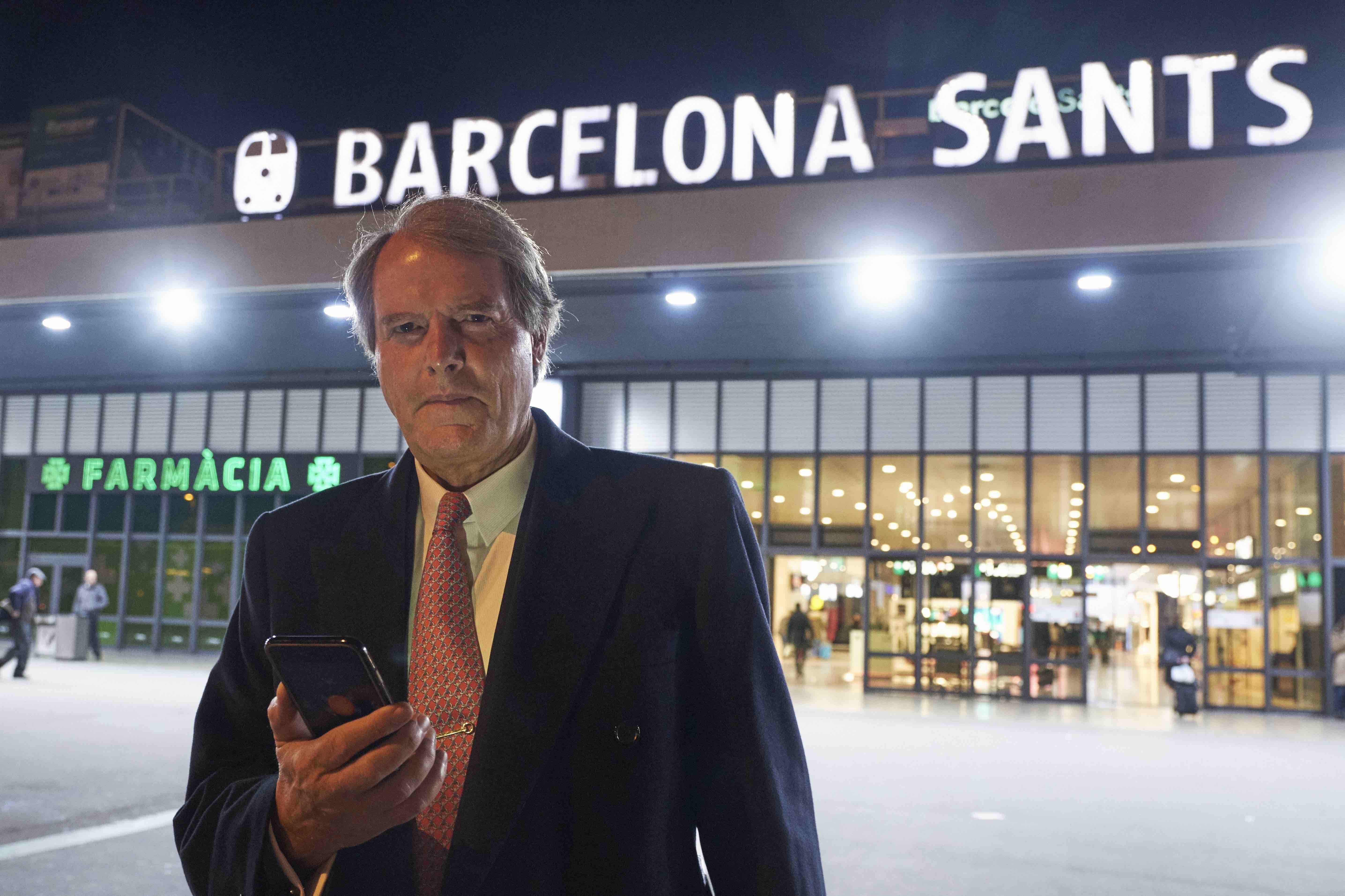 Ein Mann in der Dunkelheit vor dem Flughafenterminal in Barcelona