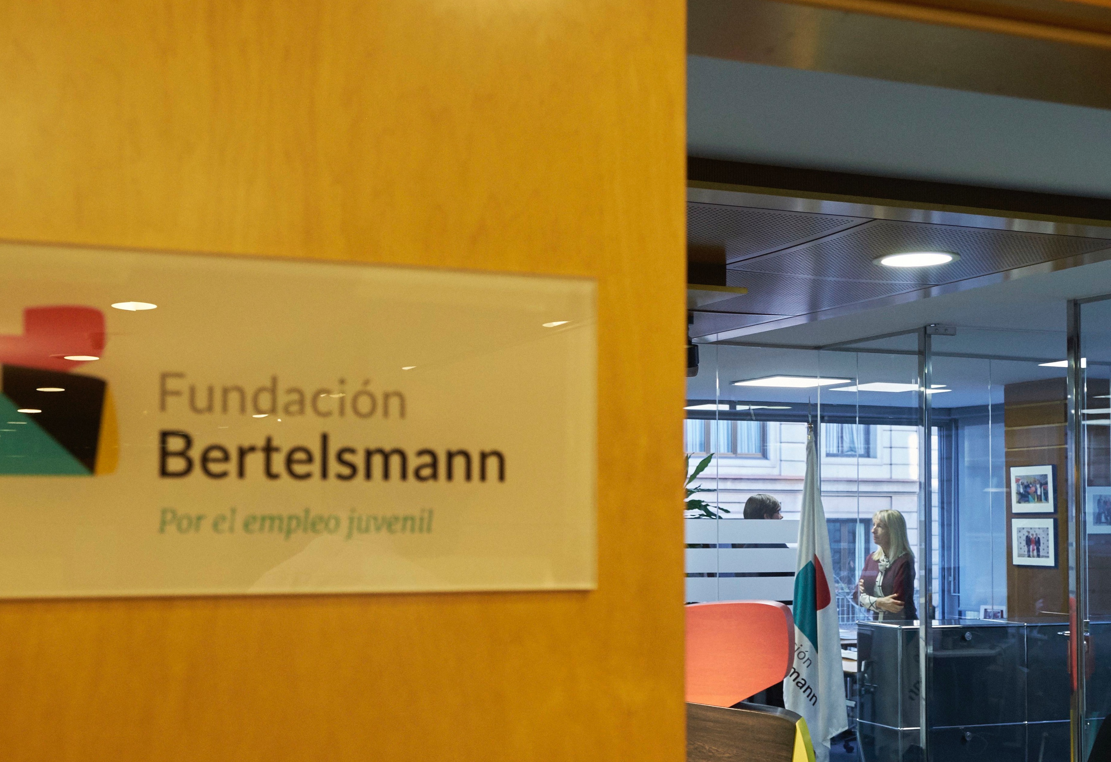 Clara Bassols bei der Arbeit im Büro der Fundación Bertelsmann