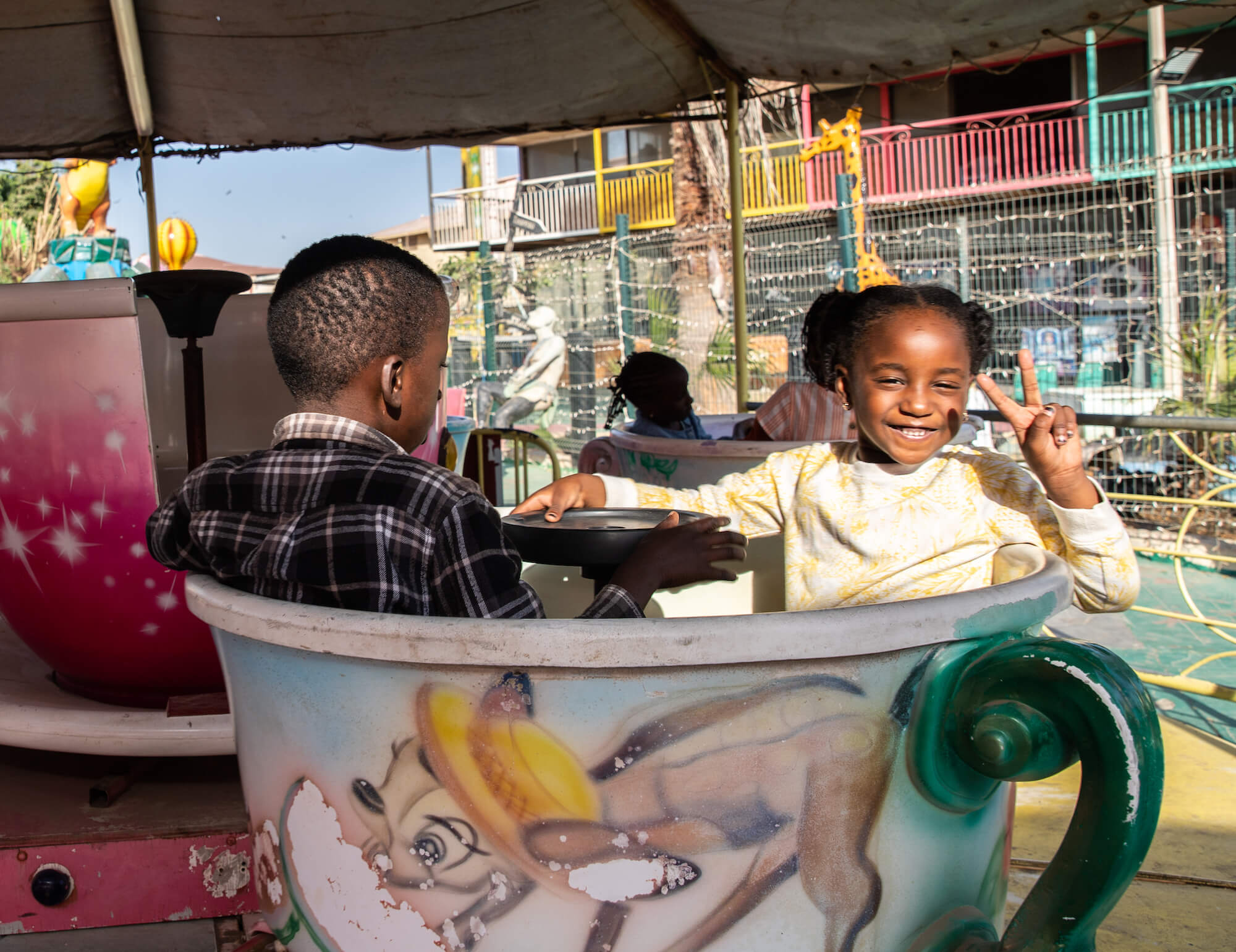 Ein Mädchen und ein Junge in einem Karussell auf dem Jahrmarkt