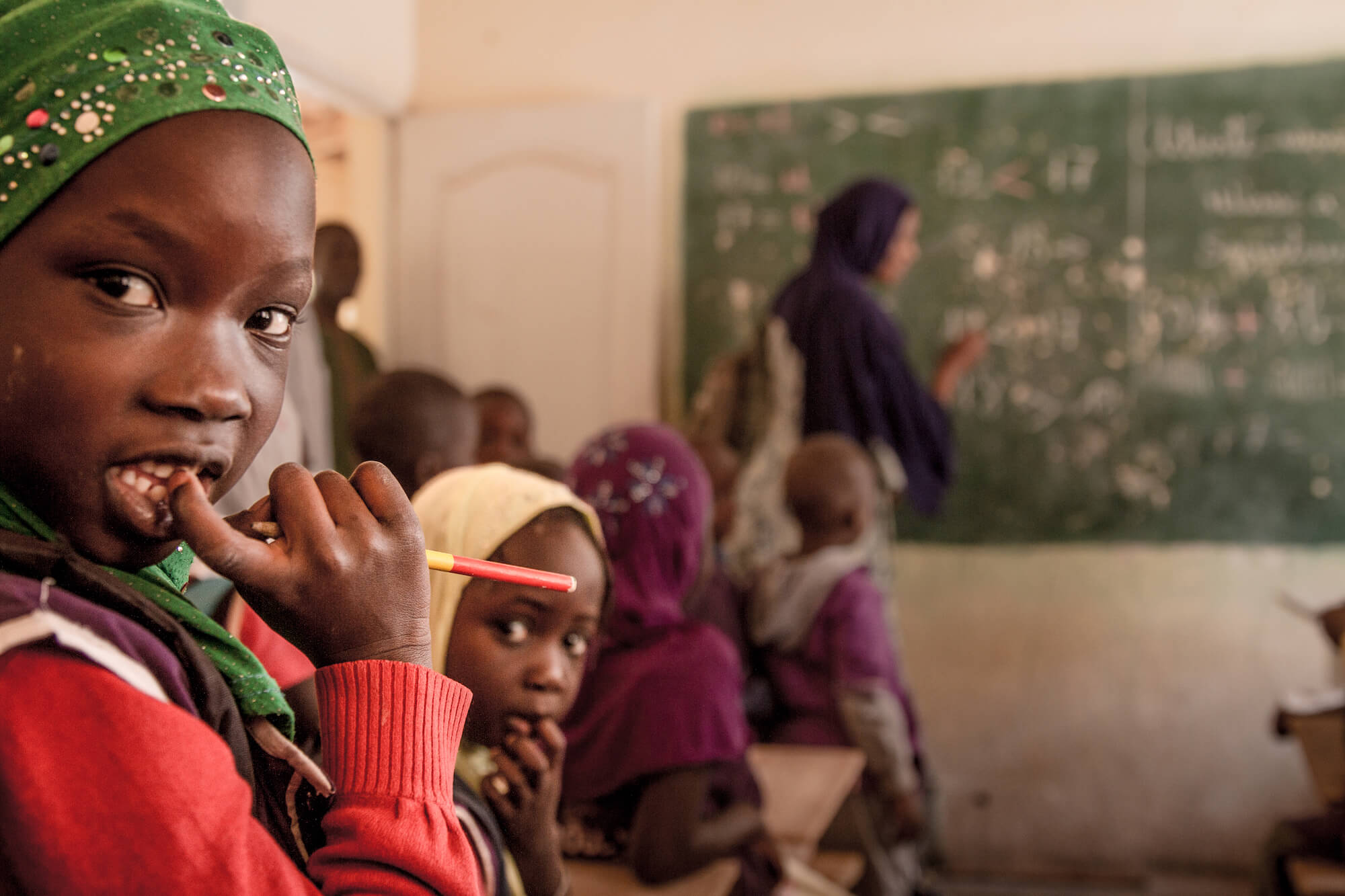 Senegalesische Schüler:innen beim Unterricht in einem Klassenzimmer