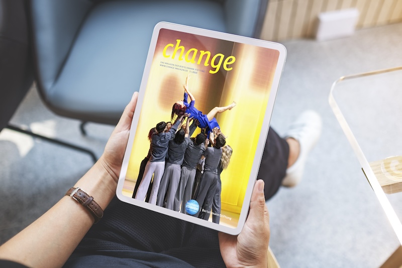 Zu sehen ist die aktuelle Ausgabe des change PDF-Magazins auf einem iPad