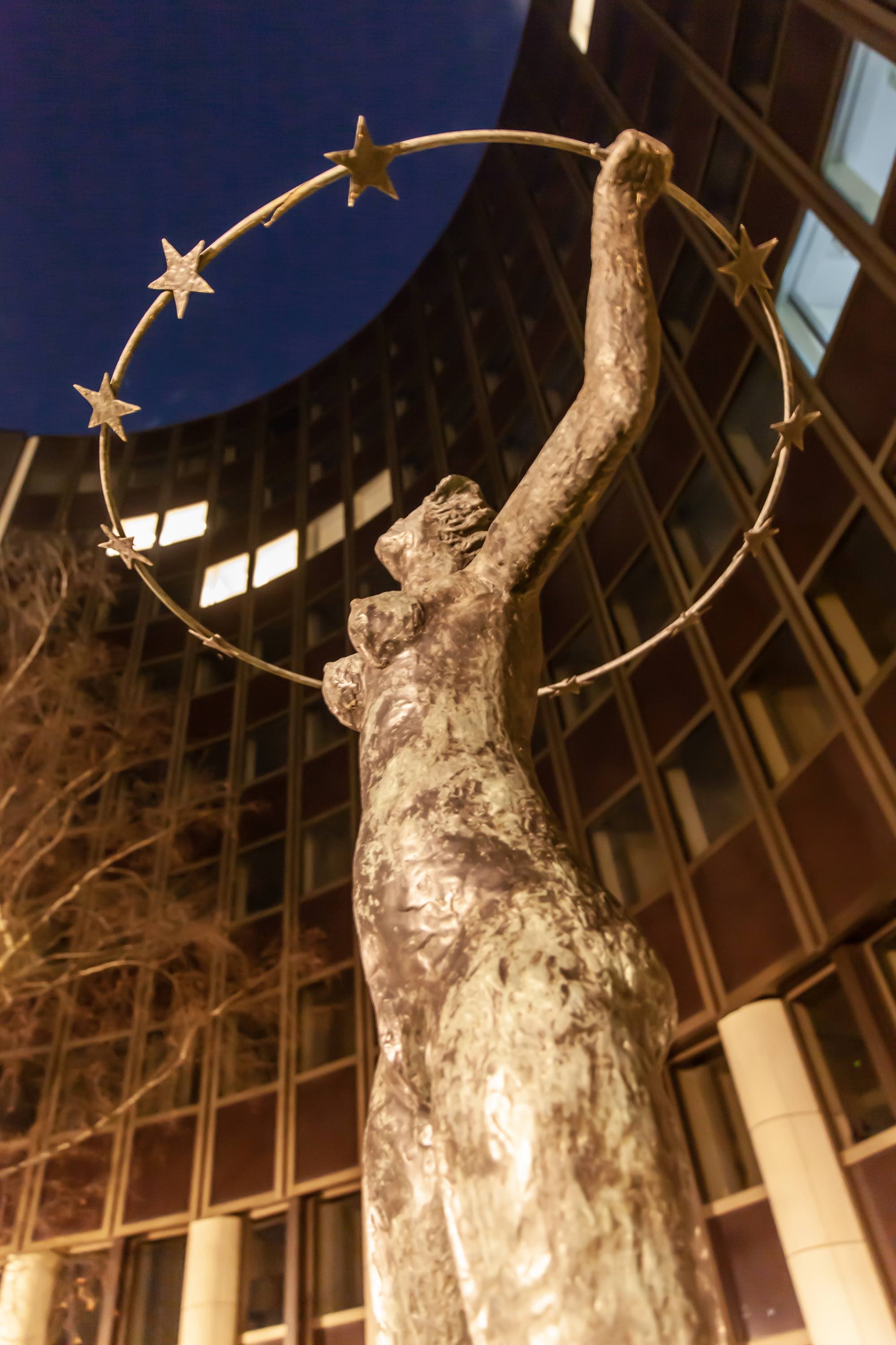 Statue vorm EU-Parlament, eine Frau hält einen Ring mit Sternen