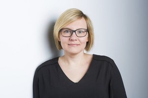 Das Bild zeigt ein Porträtfoto von Vanessa Weeke: eine Frau mit blonden kurzen Haaren und einer schwarzen Brille.