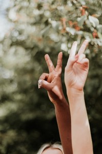 Zwei Hände formen das Peace-Zeichen